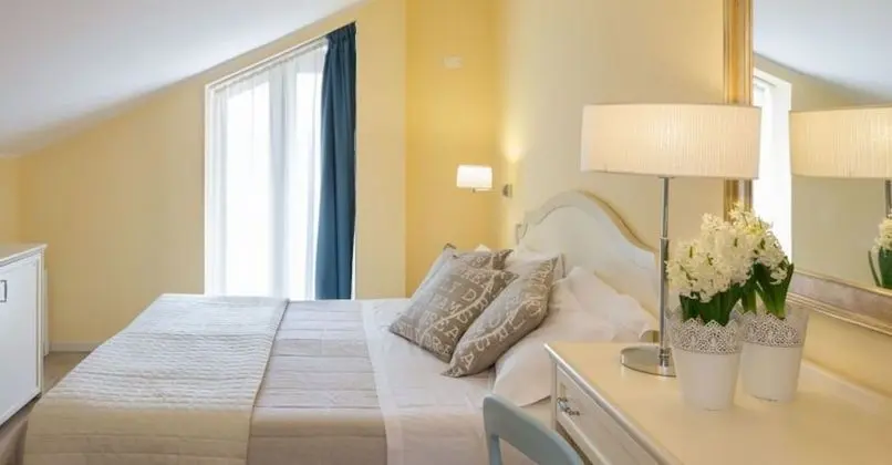 COSY SMALL ROOM