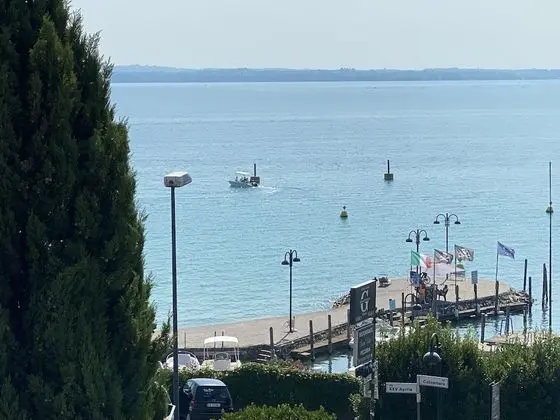 Comfort Tek Büyük Yataklı Oda, Balkon, Kısmi Göl Manzaralı