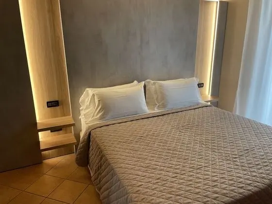 Comfort Tek Büyük Yataklı Oda, Balkon, Kısmi Göl Manzaralı