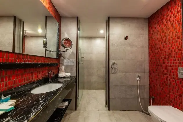 İki Ayrı Yataklı Oda, Ortak Banyo
