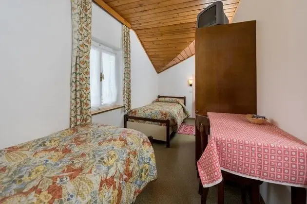 İki Ayrı Yataklı Oda, Ortak Banyo