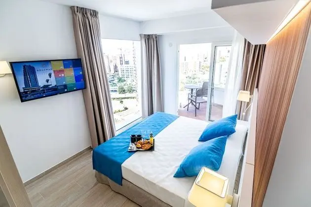 Family Oda, Teras, Havuz Manzaralı (2 Adults)