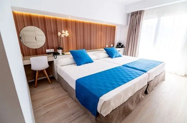 Standard Tek Büyük Yataklı Oda, Teras, Havuz Manzaralı (3 Adults + 1 Child)