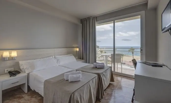 Double room sea view with living room and terrace (2 adults + 1 child)