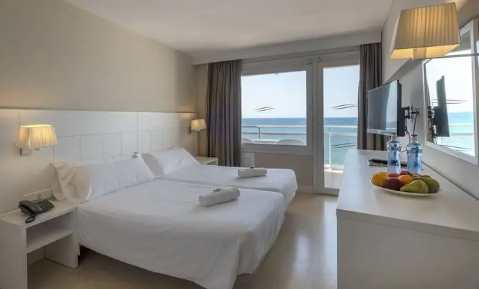 Tek Büyük veya İki Ayrı Yataklı Oda, Deniz Manzaralı