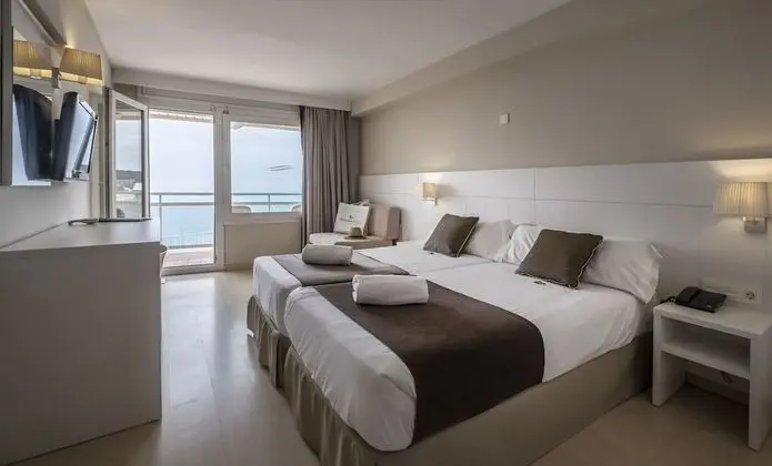 Tek Büyük veya İki Ayrı Yataklı Oda, Deniz Manzaralı