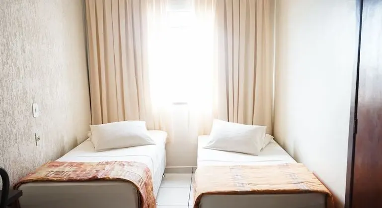 Quarto com 02 camas de solteiro com ar
