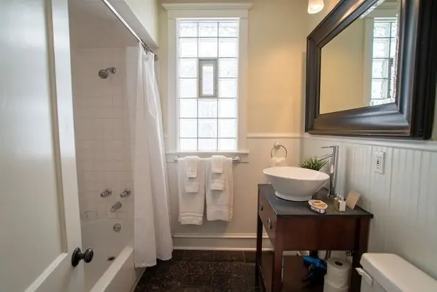 Standard Apart Daire, Özel Banyo (Hamlin Park #2)