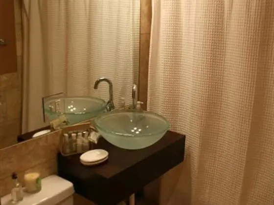 Standard Apart Daire, Özel Banyo (Roscoe #3)