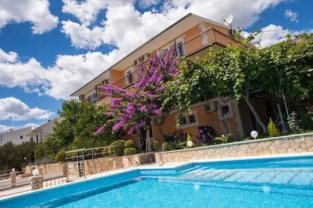 Apart Daire (Rose - 30 m from the beach - A2(2+1))