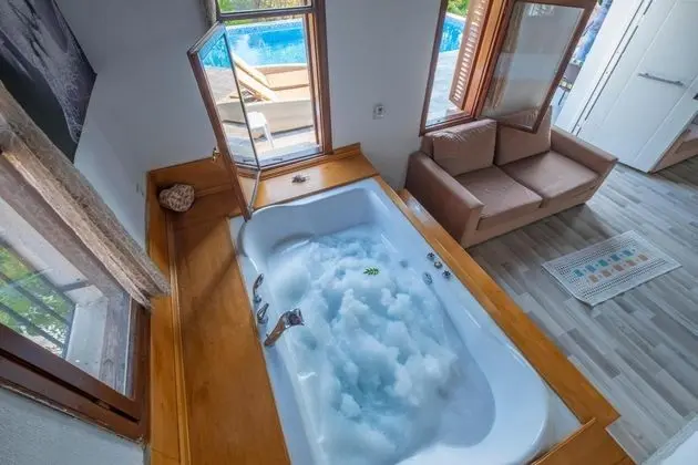 Villa,dağ Manzaralı,giriş Katı