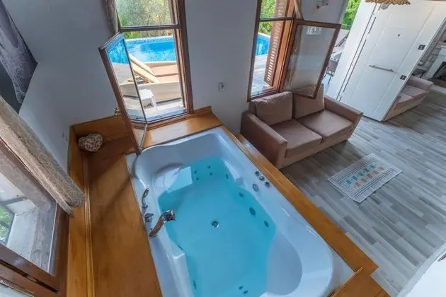 Villa,dağ Manzaralı,giriş Katı