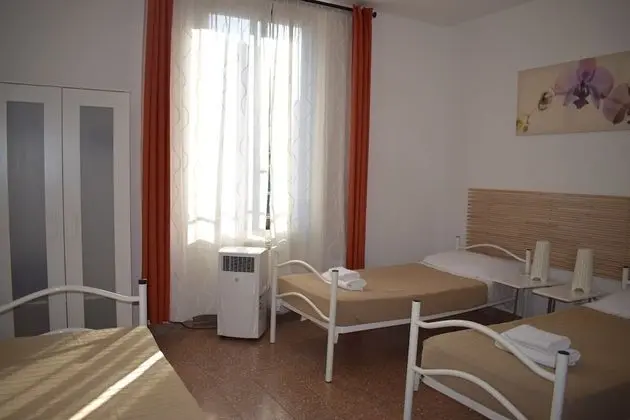 Ortak Ranzalı Oda, Sadece kadınlar için, Ortak Banyo (External)