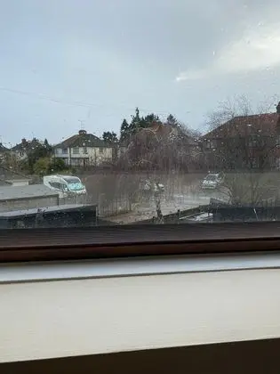 İki Ayrı Yataklı Oda, Ortak Banyo