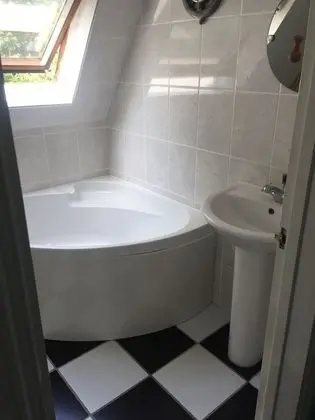 İki Ayrı Yataklı Oda, Ortak Banyo
