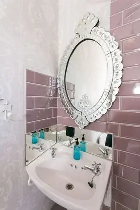 Üç Kişilik Oda