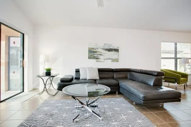 Villa (2569ROSEMONT)