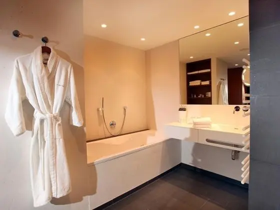 Junior Süit, Balkon