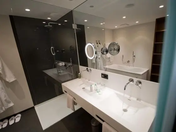 Junior Süit, Balkon