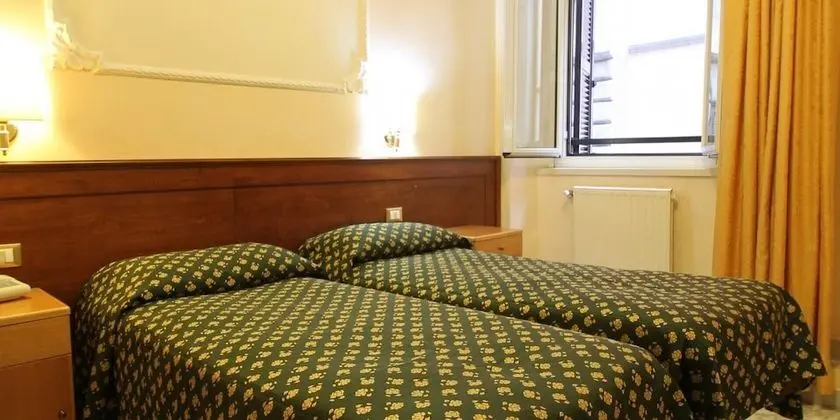 Büyük Yataklı Tek Kişilik Oda