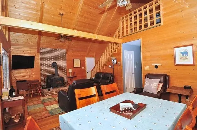 Ev, Birden Çok Yatak (Rosies Creekside Retreat)