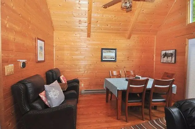 Ev, Birden Çok Yatak (Rosies Creekside Retreat)