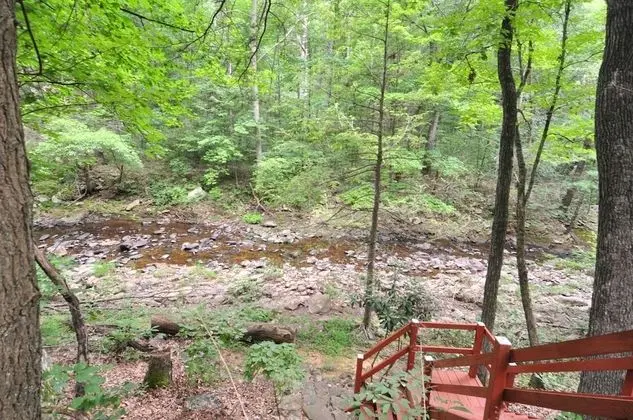 Ev, Birden Çok Yatak (Rosies Creekside Retreat)