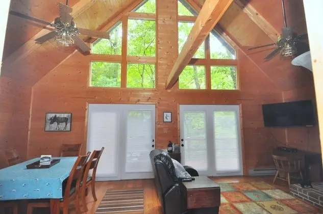 Ev, Birden Çok Yatak (Rosies Creekside Retreat)