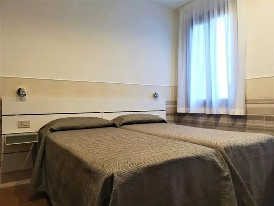 Basic Tek Büyük veya İki Ayrı Yataklı Oda, Ortak Banyo