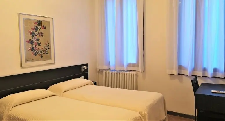 Standard Tek Büyük veya İki Ayrı Yataklı Oda, Banyolu/Duşlu