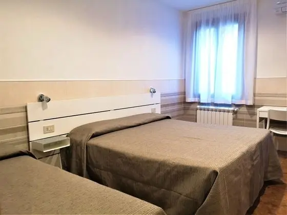 Standard Üç Kişilik Oda, Banyolu/Duşlu