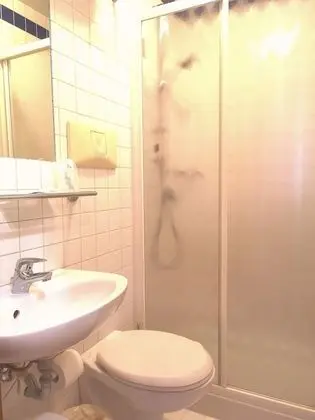 Standard Üç Kişilik Oda, Banyolu/Duşlu