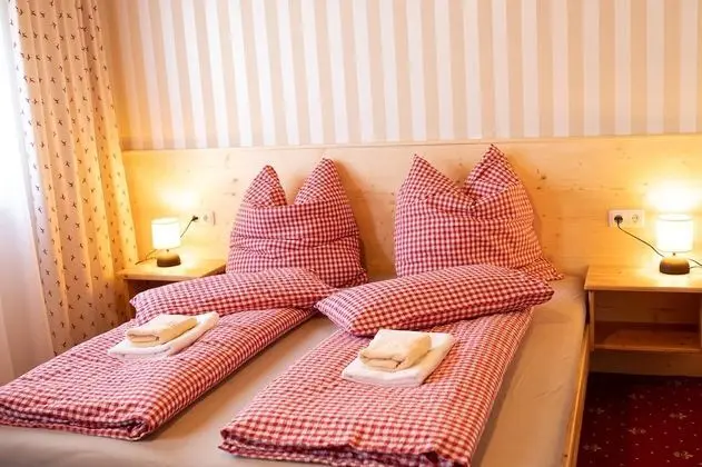 Traditional Tek Büyük Yataklı Oda