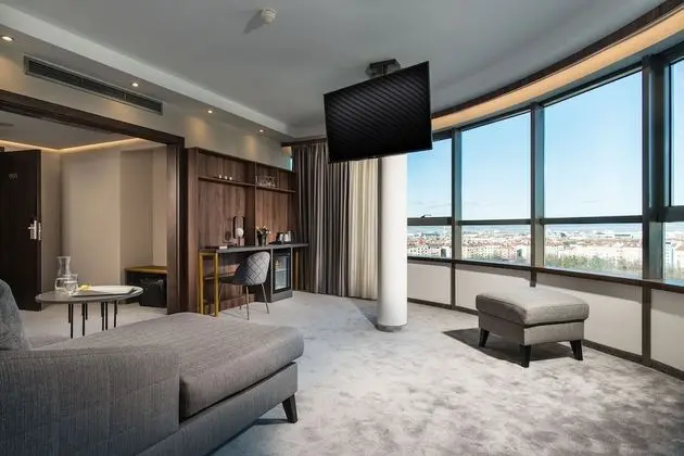 Panoramic One-bedroom Suite High Floor