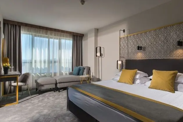Panoramic One-bedroom Suite High Floor