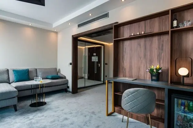 Panoramic One-bedroom Suite High Floor
