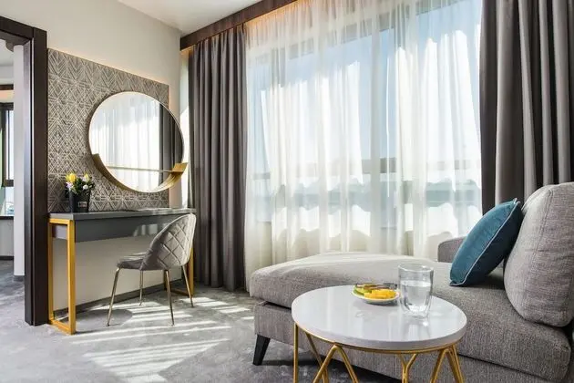 Panoramic One-bedroom Suite High Floor