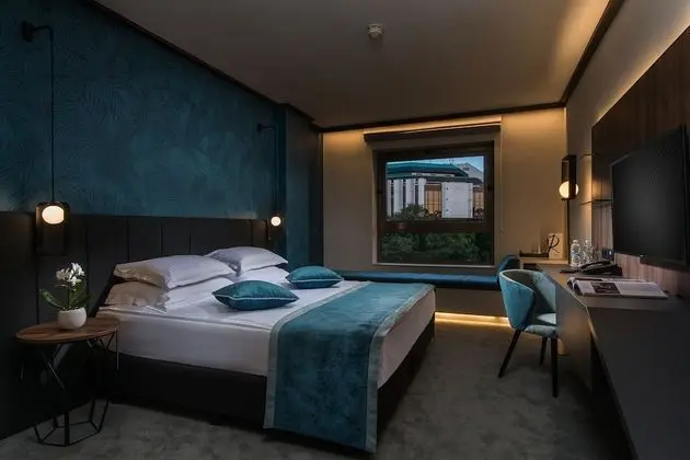 Superior Lounge city view room