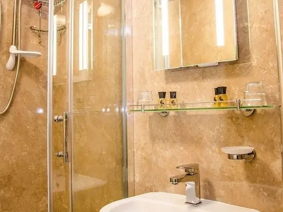Tek Büyük veya İki Ayrı Yataklı Oda, Banyolu/Duşlu ( Room 2)