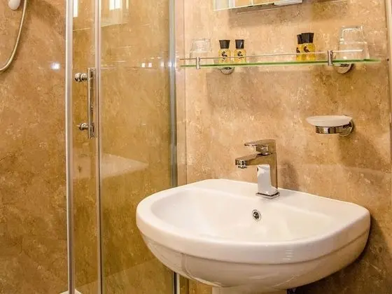 Tek Büyük veya İki Ayrı Yataklı Oda, Banyolu/Duşlu ( Room 2)