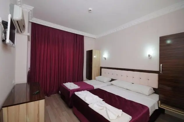 Triple, Kara ve Havuz Manzaralı