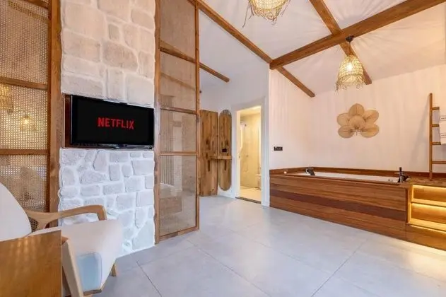 Junior Suite, Jakuzili