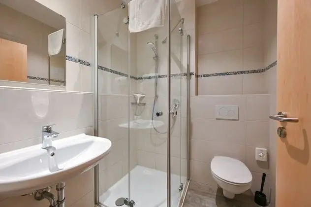 İki Ayrı Yataklı Oda, Ortak Banyo