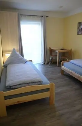 İki Ayrı Yataklı Oda, Ortak Banyo