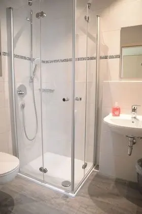 İki Ayrı Yataklı Oda, Ortak Banyo