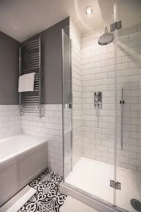 Deluxe Tek Büyük Yataklı Oda, 1 Yatak Odası, Banyolu/Duşlu