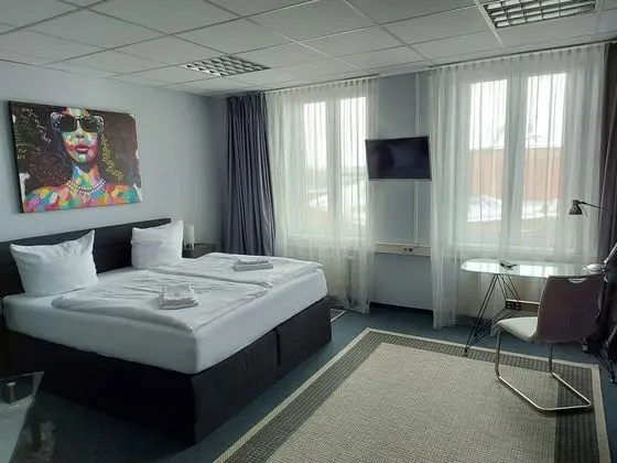 Tek Büyük Yataklı Oda, Ortak Banyo (Doppel Pension)