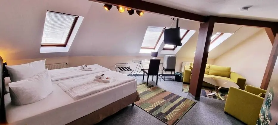 Tek Büyük Yataklı Oda, Ortak Banyo (Doppel Pension)