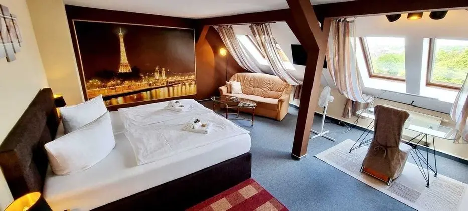 Tek Büyük Yataklı Oda, Ortak Banyo (Doppel Pension)