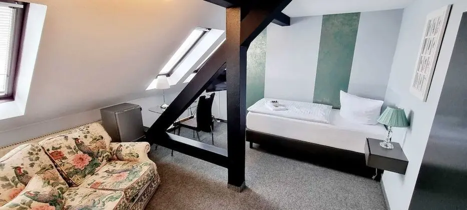 Tek Kişilik Oda, Ortak Banyo (Pension)
